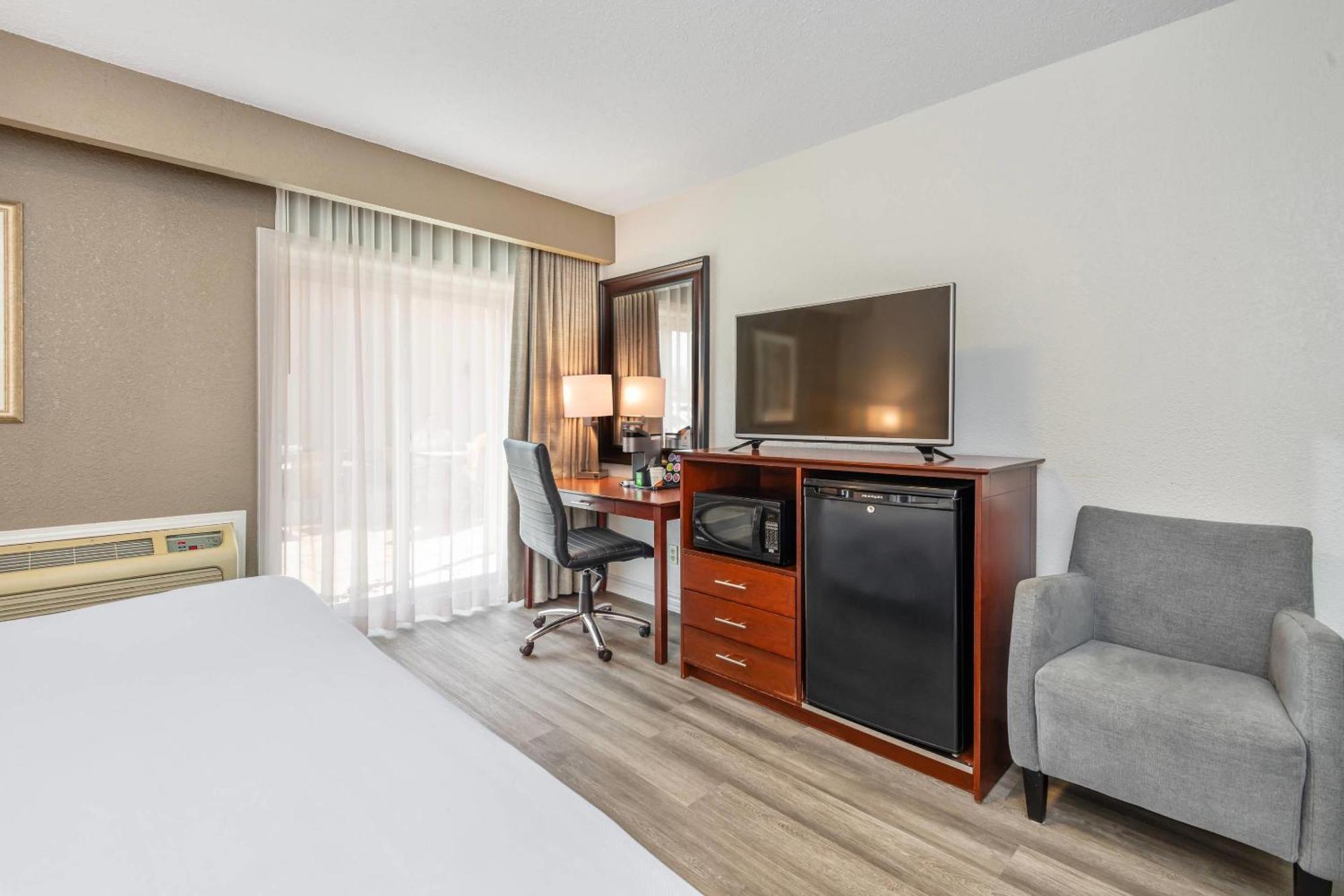 Comfort & Thousand Islands Harbour District Gananoque