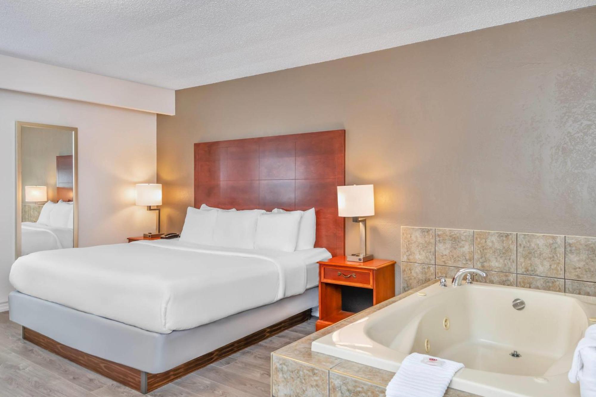 Hotel Comfort & Thousand Islands Harbour District 3*