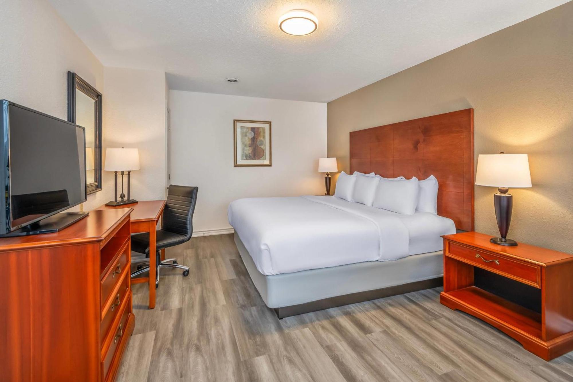 Comfort & Thousand Islands Harbour District Gananoque