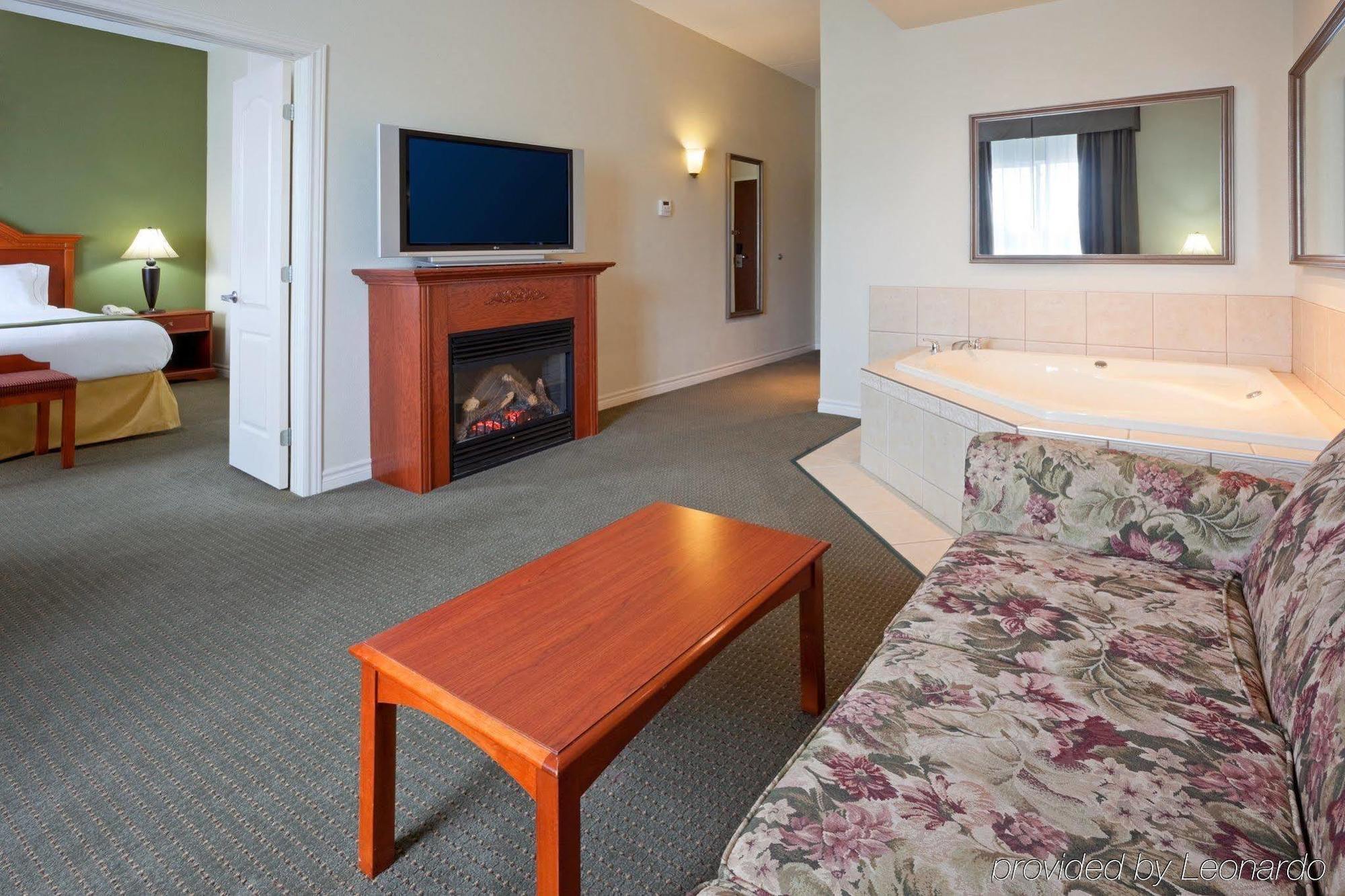 Express & 1000 Islands - By Ihg Gananoque
