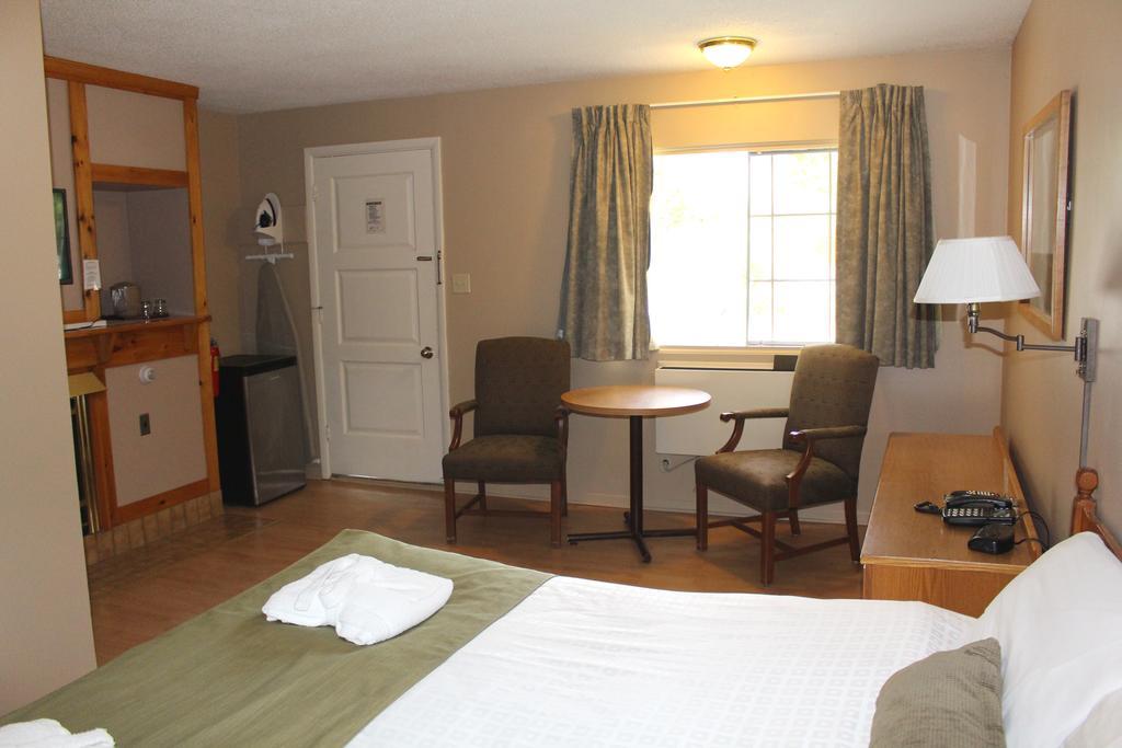Colonial Resort-1000islands Gananoque